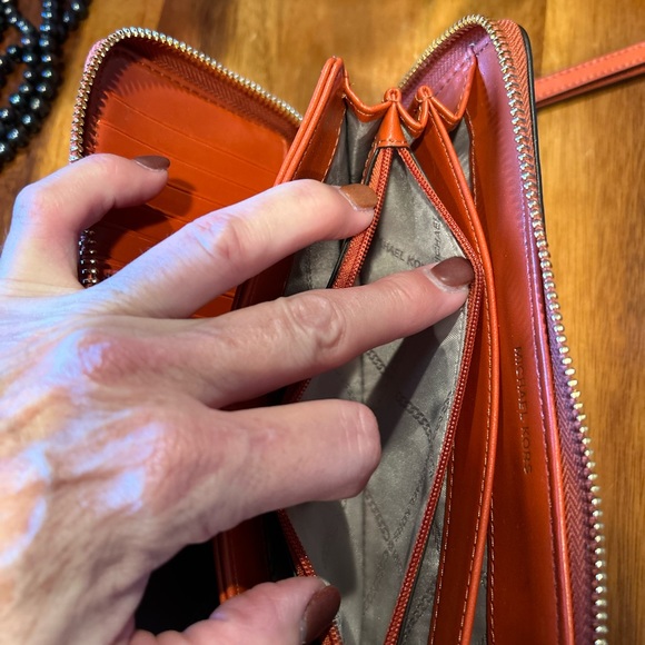 Michael Kors Signature jet set wallet - Picture 3 of 7